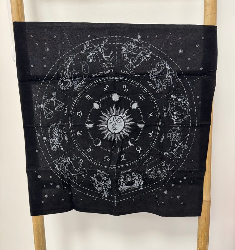 Tapis noir roue ésotériques
