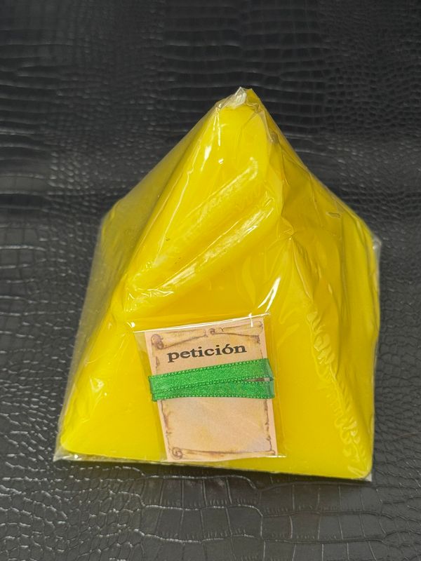 Bougie pyramide de couleur jaune