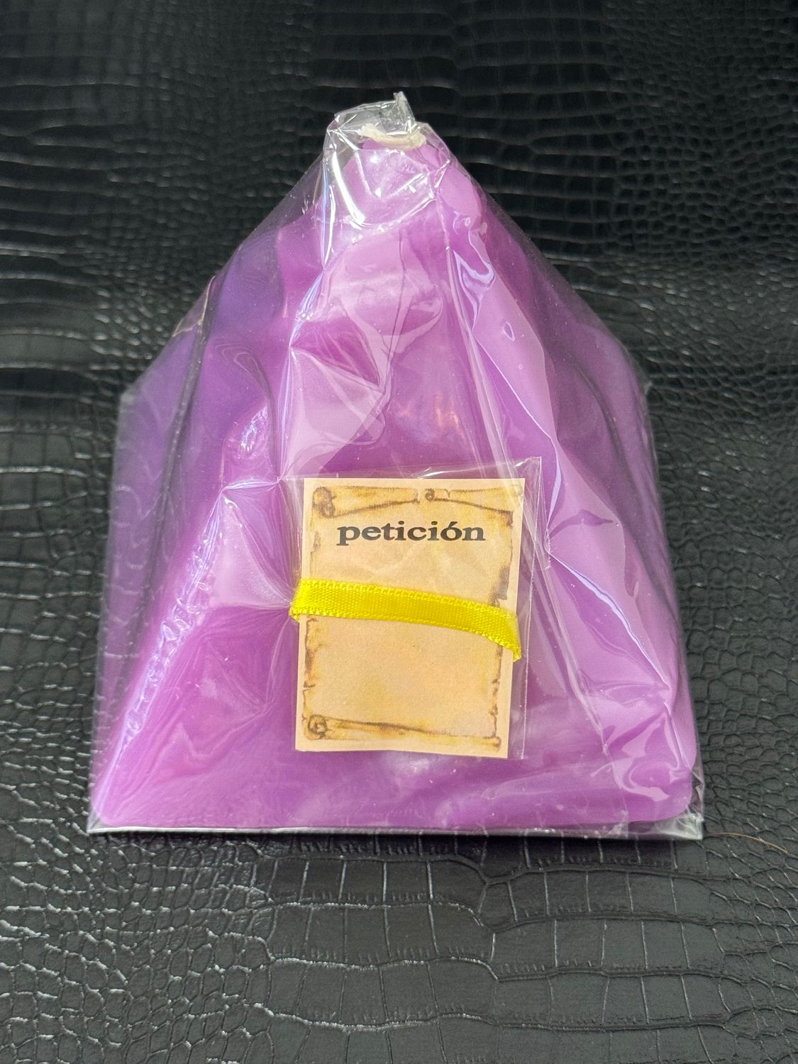 Bougie pyramide de couleur violette