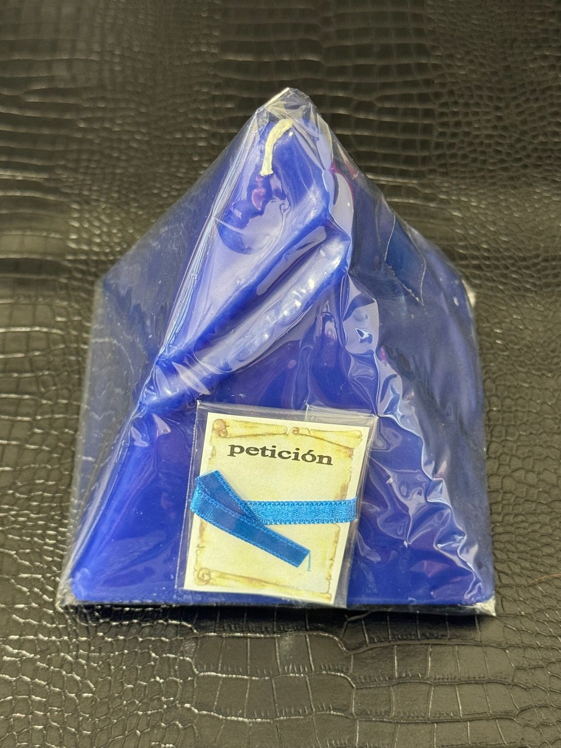 Bougie pyramide de couleur bleu