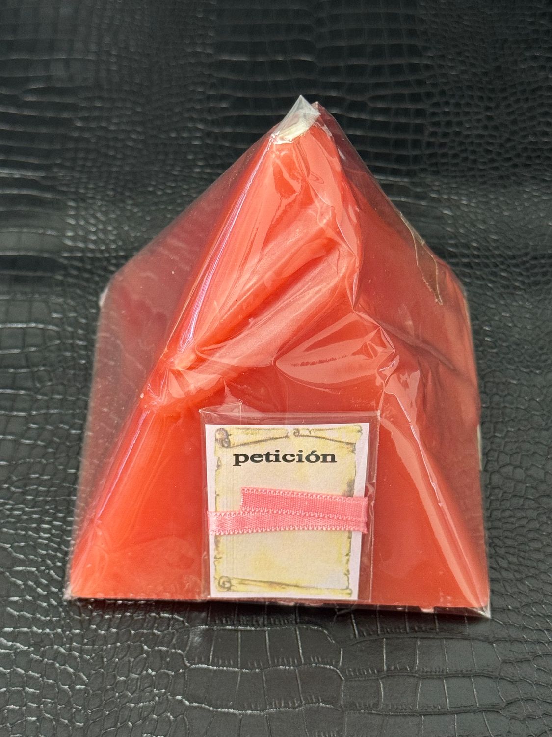 Bougie pyramide de couleur rouge foncé