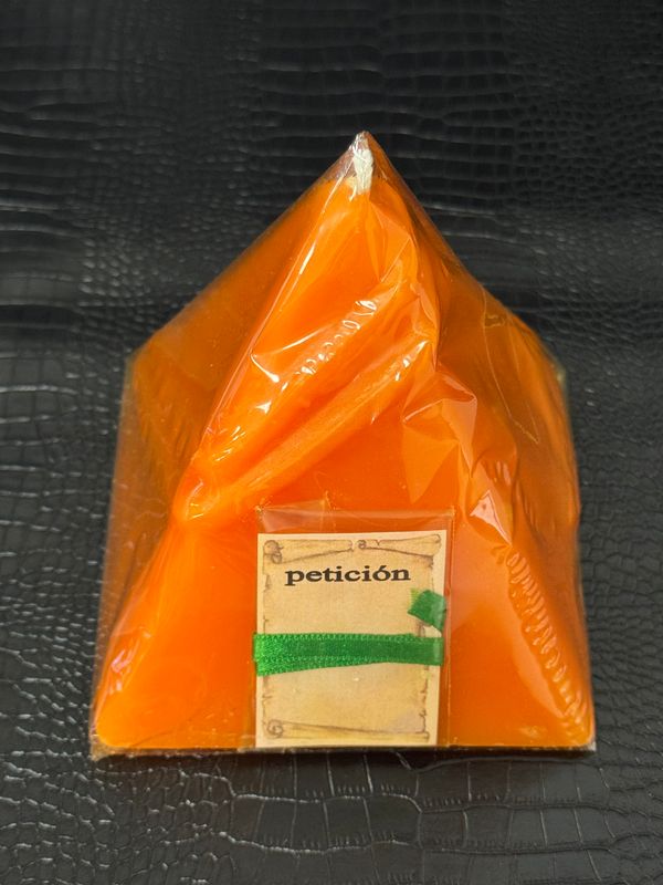 Bougie pyramide de couleur orange