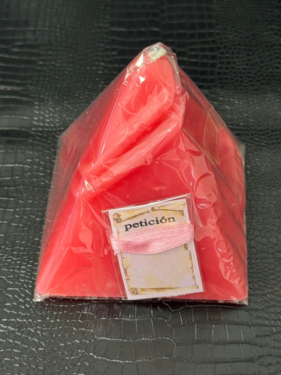 Bougie pyramide de couleur rouge