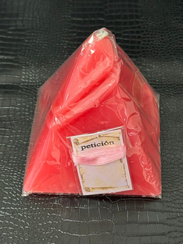 Bougie pyramide de couleur rouge
