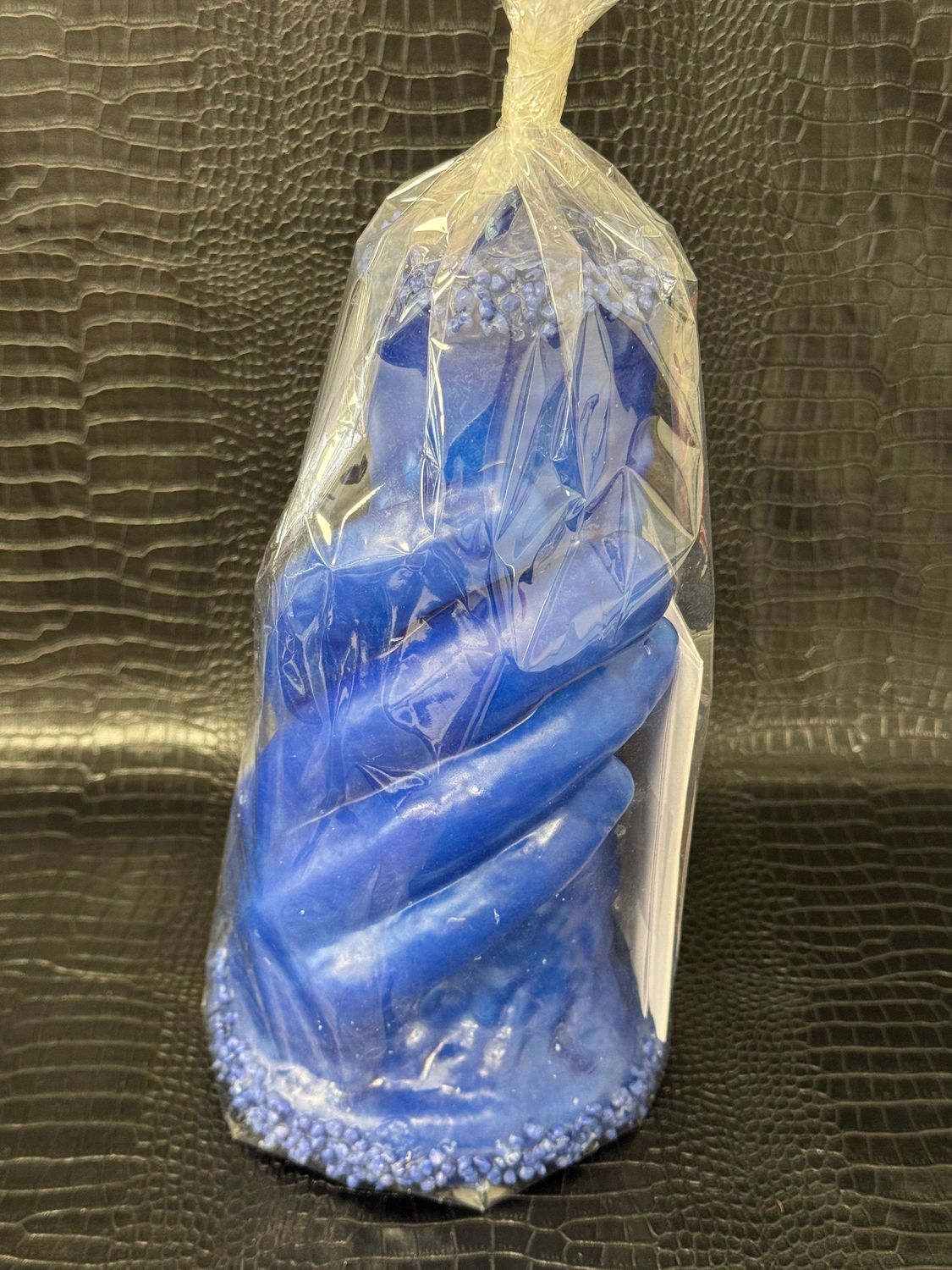 Main Puissante de couleur bleu