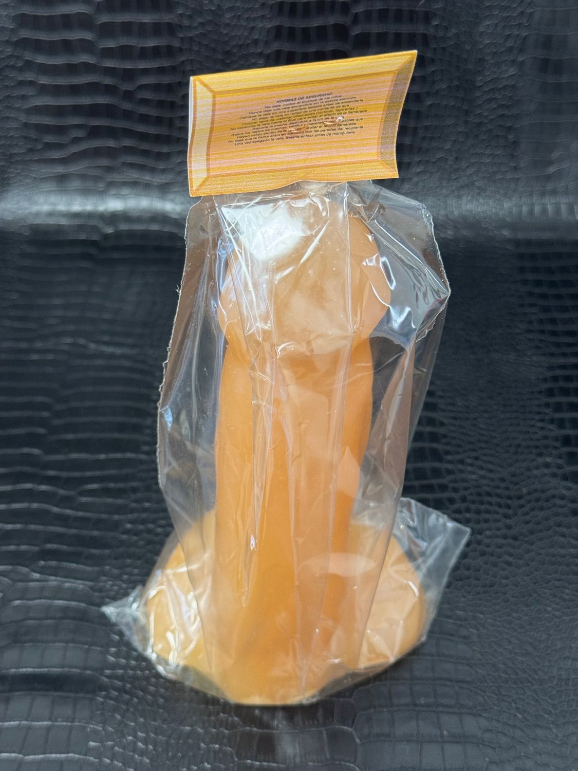 Figurines en cire, phallus couleur miel