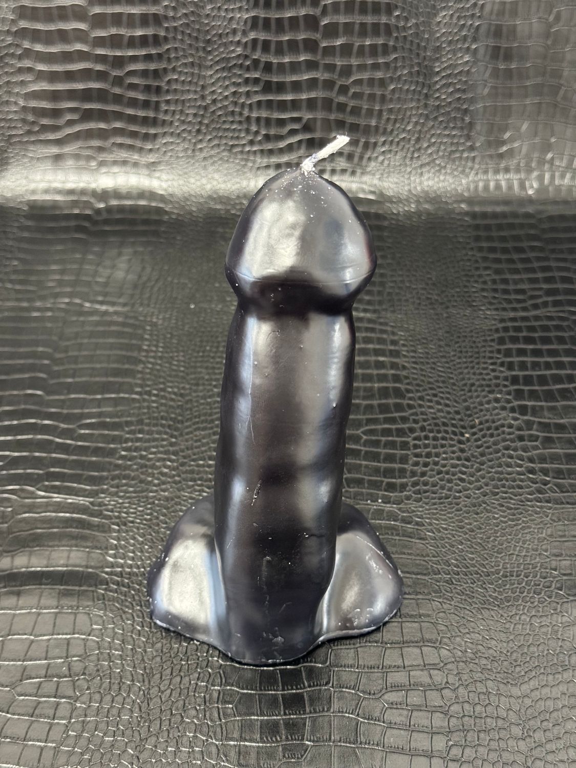 Figurines en cire, phallus couleur noir