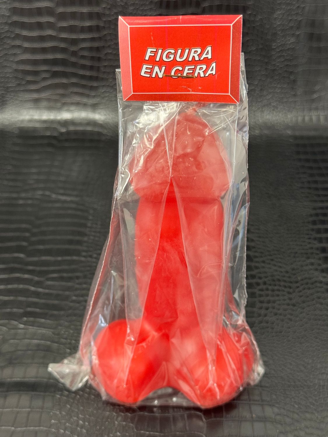 Figurines en cire, phallus couleur rouge