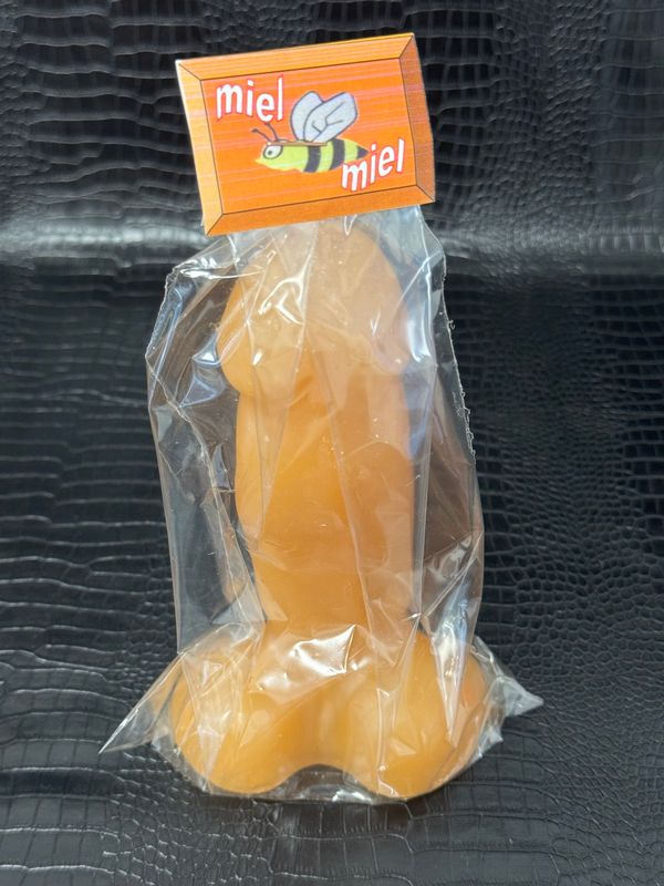 Figurines en cire, phallus couleur miel