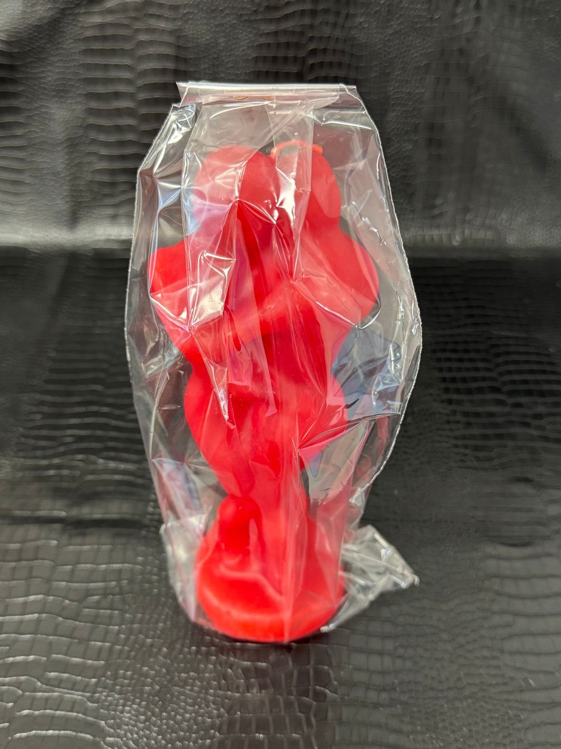 Petit couple entrelacé rouge