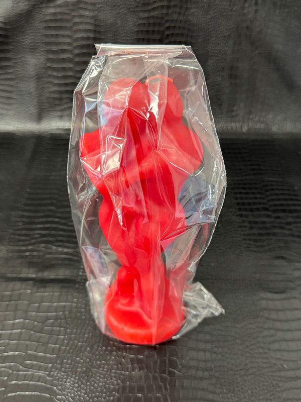 Petit couple entrelacé rouge