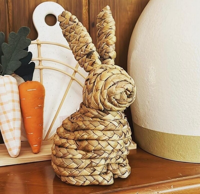 Conejito decorativo tejido de mimbre