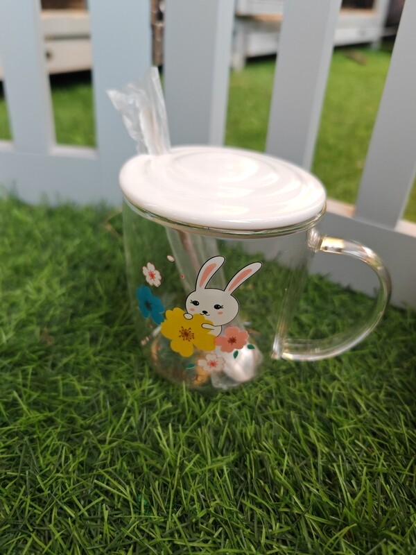 taza de vidrio con conejito
