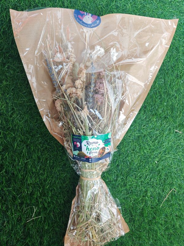 Ramo de heno y flores 