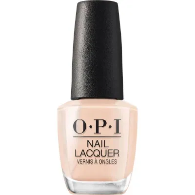 Nude brillant, vernis OPI “Samoan Sand” – teinte neutre douce et brillante.