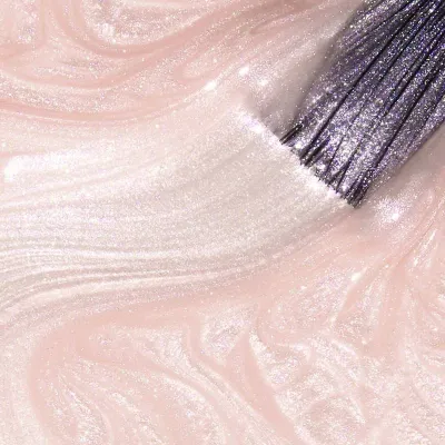 Roze, glinsterend, OPI nagellak “Switch to Portrait Mode” – sprankelende, glanzende roze tint.