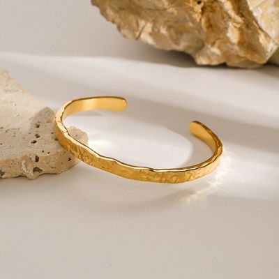 Bracelet à motif ondulé en acier inoxydable