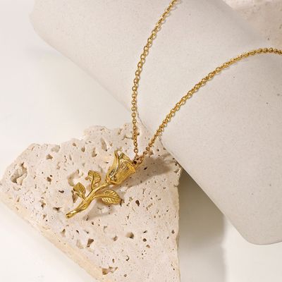 Collier à pendentif rose tridimensionnel plaqué or 18 carats