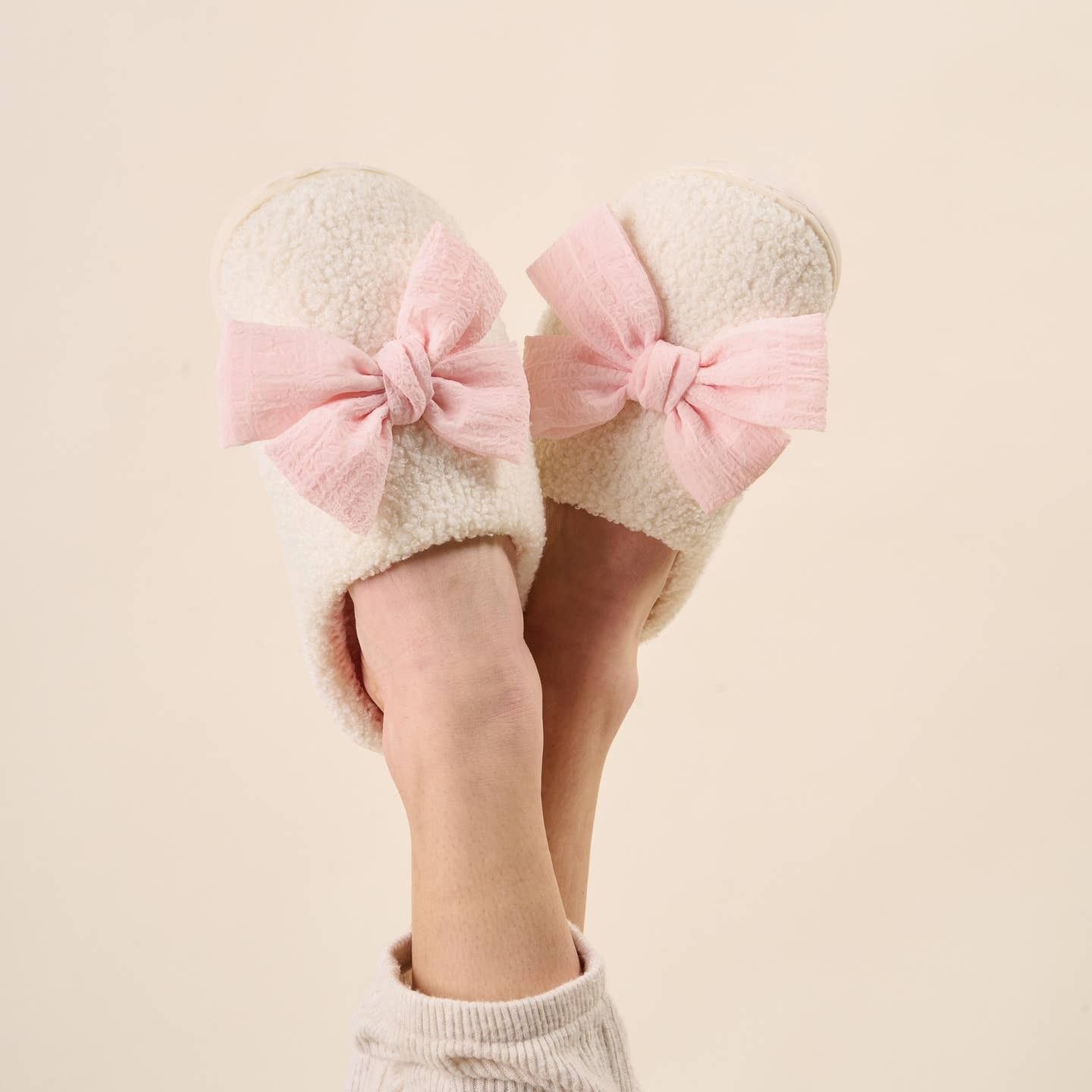 Darling pink fuzzy bow slipper