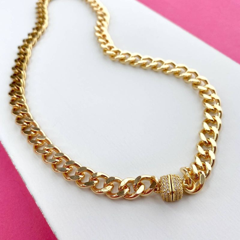 Taylor Shaye Michelle Choker