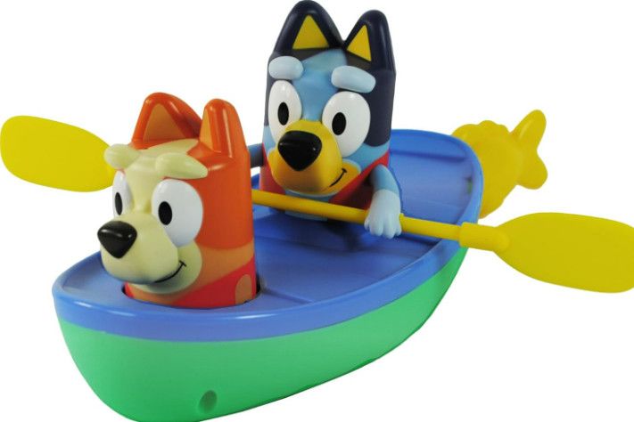 BLUEY PADDLING CANOE