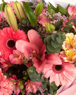 Ramo de liliums, gerberas y alstroemerias.