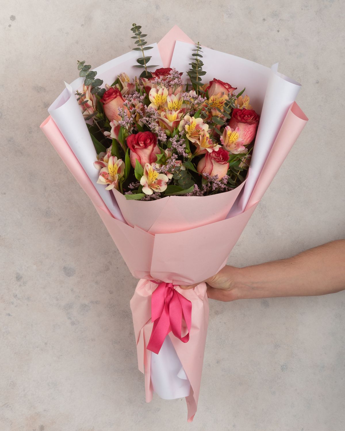 Elegant bouquet with roses and alstroemerias to surprise someone