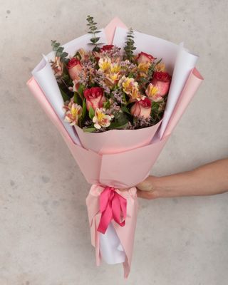 Ramo elegante con rosas y alstroemerias, ideal para enamorar