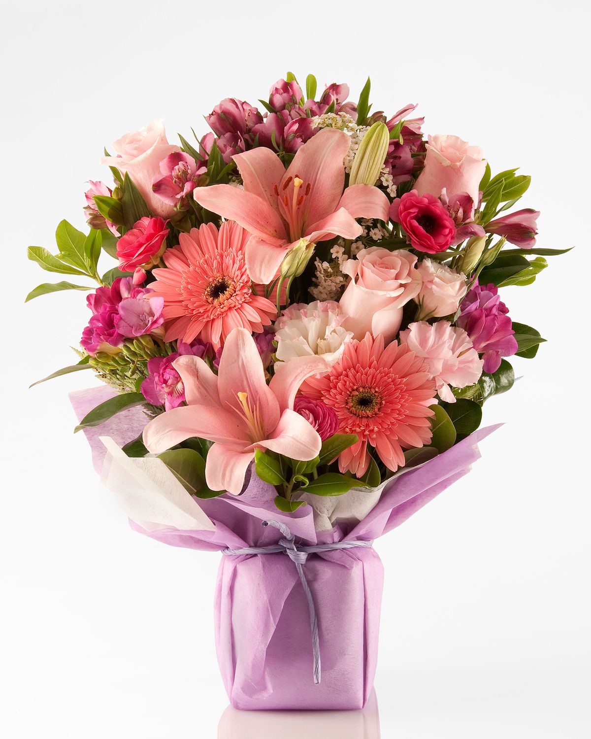 Vibrant flower arrangement with roses, lilies, and greenery – delivery in Buenos Aires
