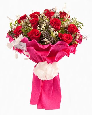 Ramo de rosas frescas con follaje, ideal para aniversarios