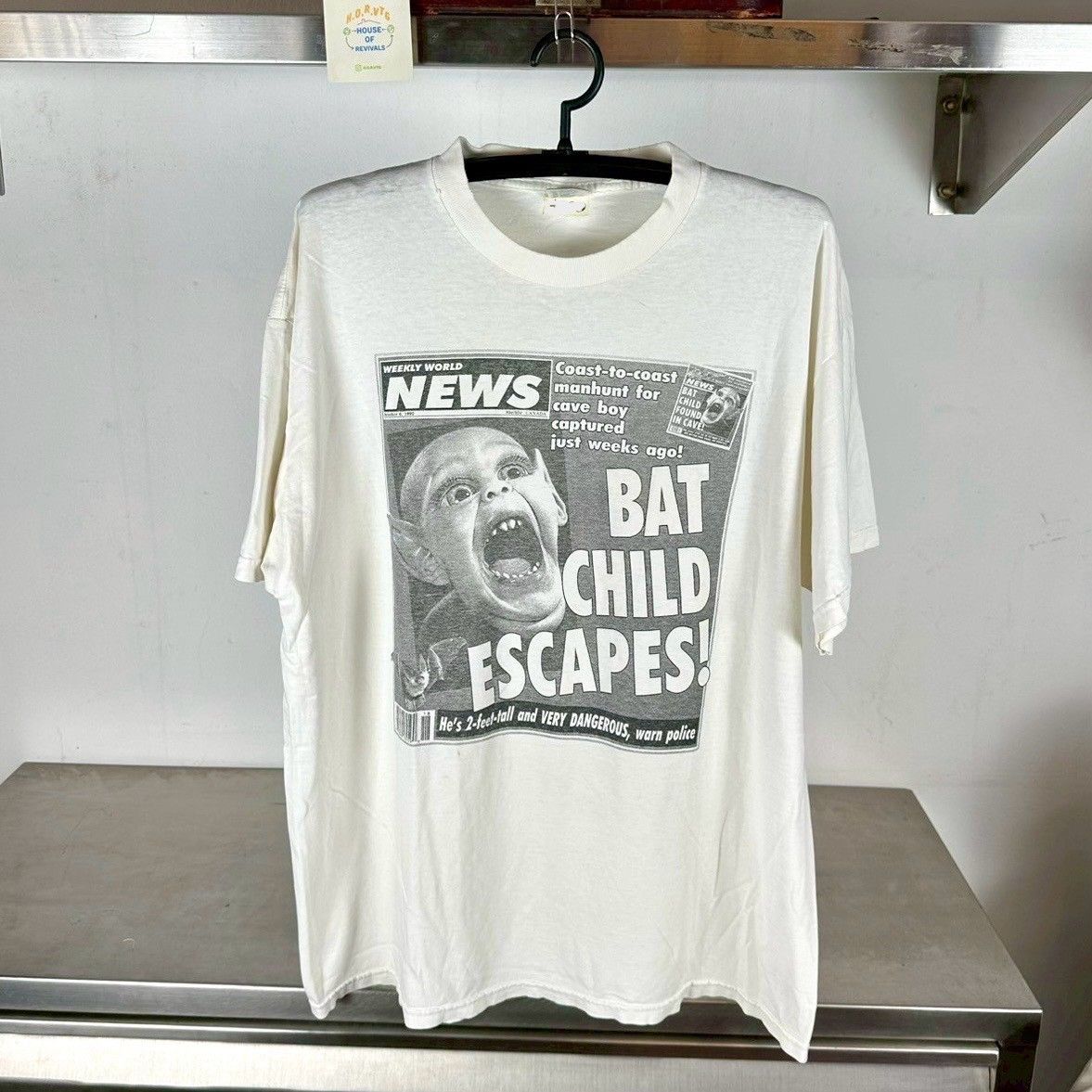 ​Vintage 1992 Bat Child Escapes! Weekly World News XL T-Shirt