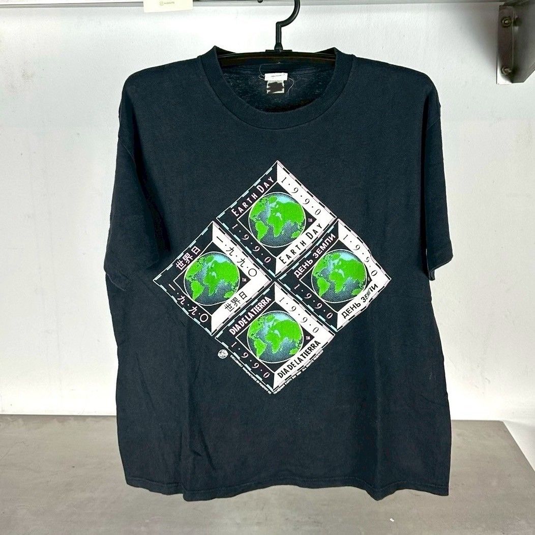 ​​Vintage 1990 Earth Day Artwork Graphic Large T-Shirt