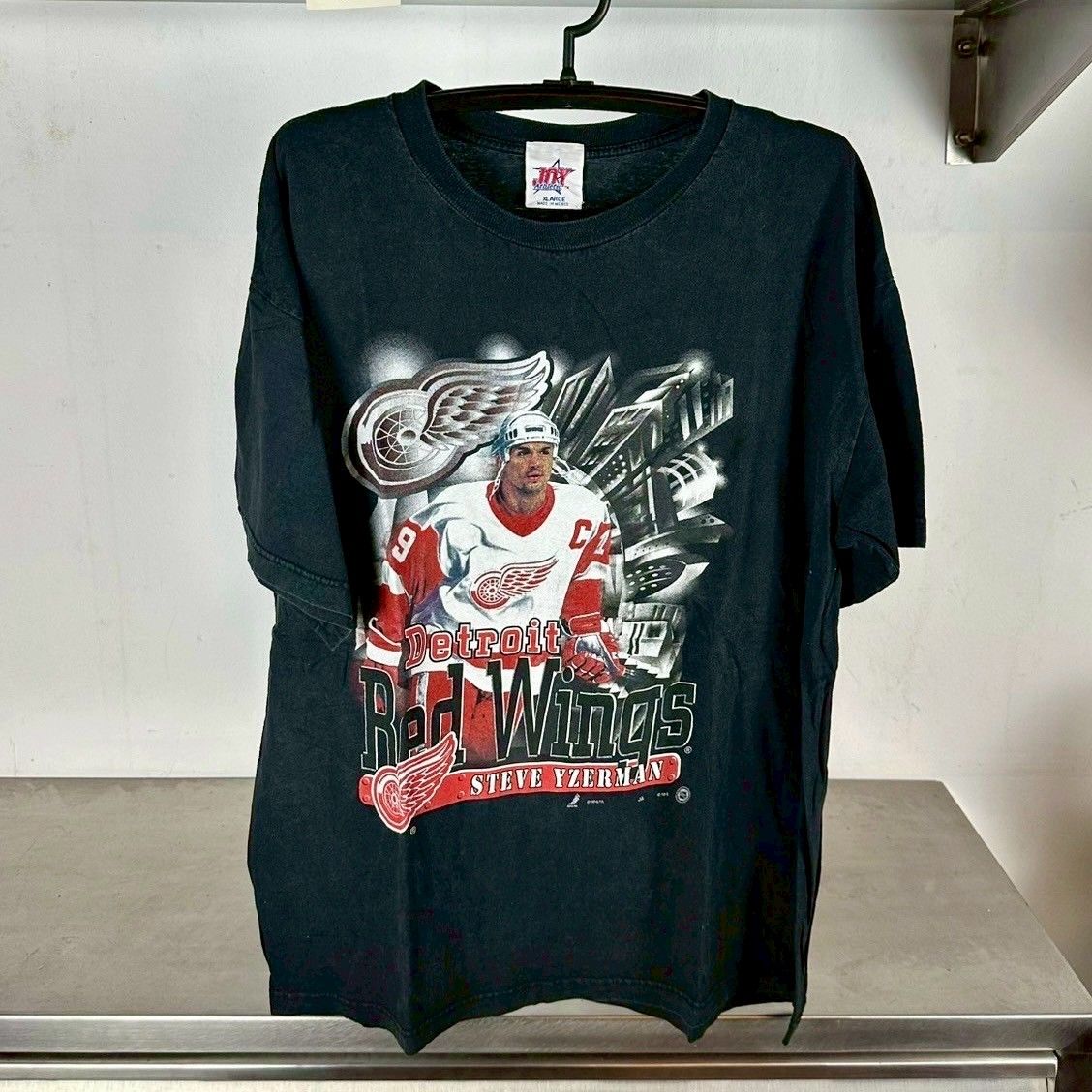 ​Vintage 90s Detroit Red Wings Steve Yzerman NHL T-shirt