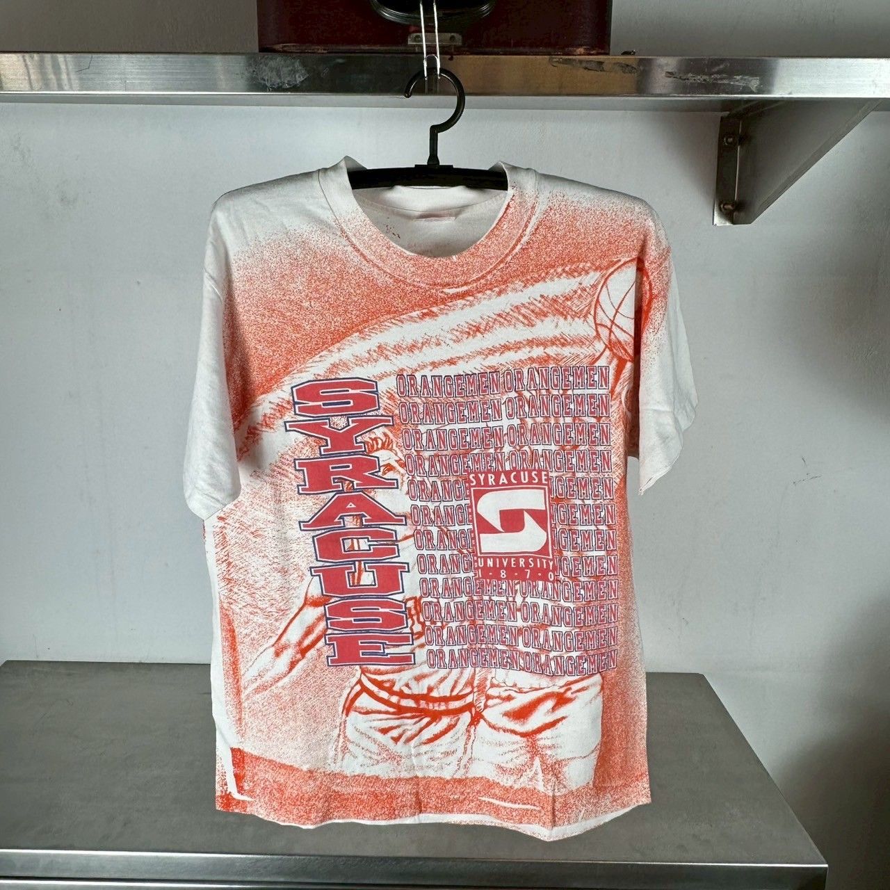 ​​Vintage 90s Syracuse Orangemen Basketball AOP NCAAT-shirt