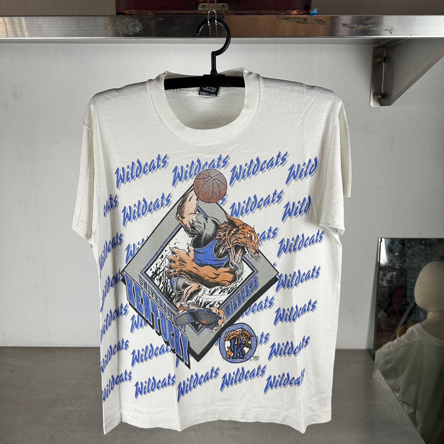 ​Vintage 90s Kentucky Wildcats Basketball NCAA AOP T-shirt