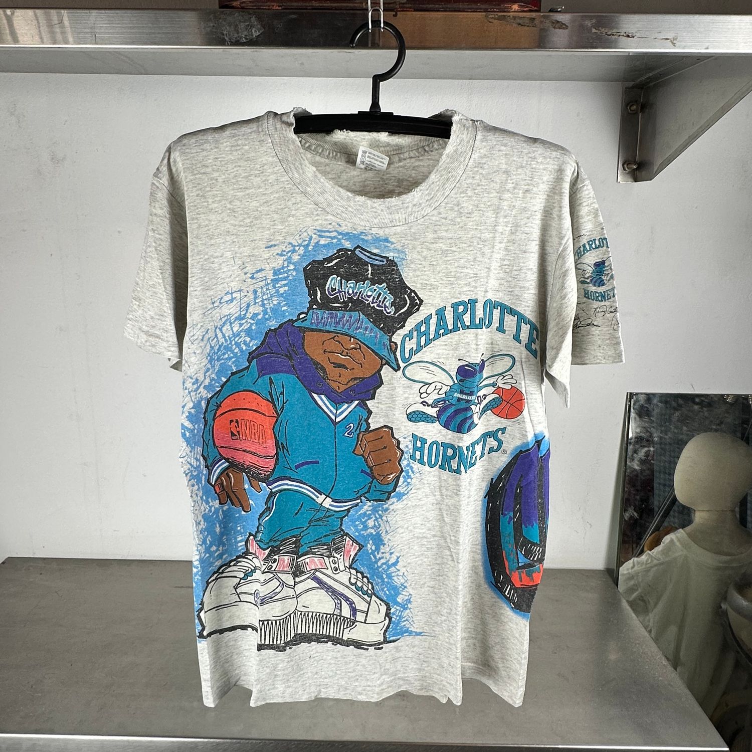 ​​Vintage 90s Charlotte Hornets NBA Wraparound Hip Hop Man T-shirt