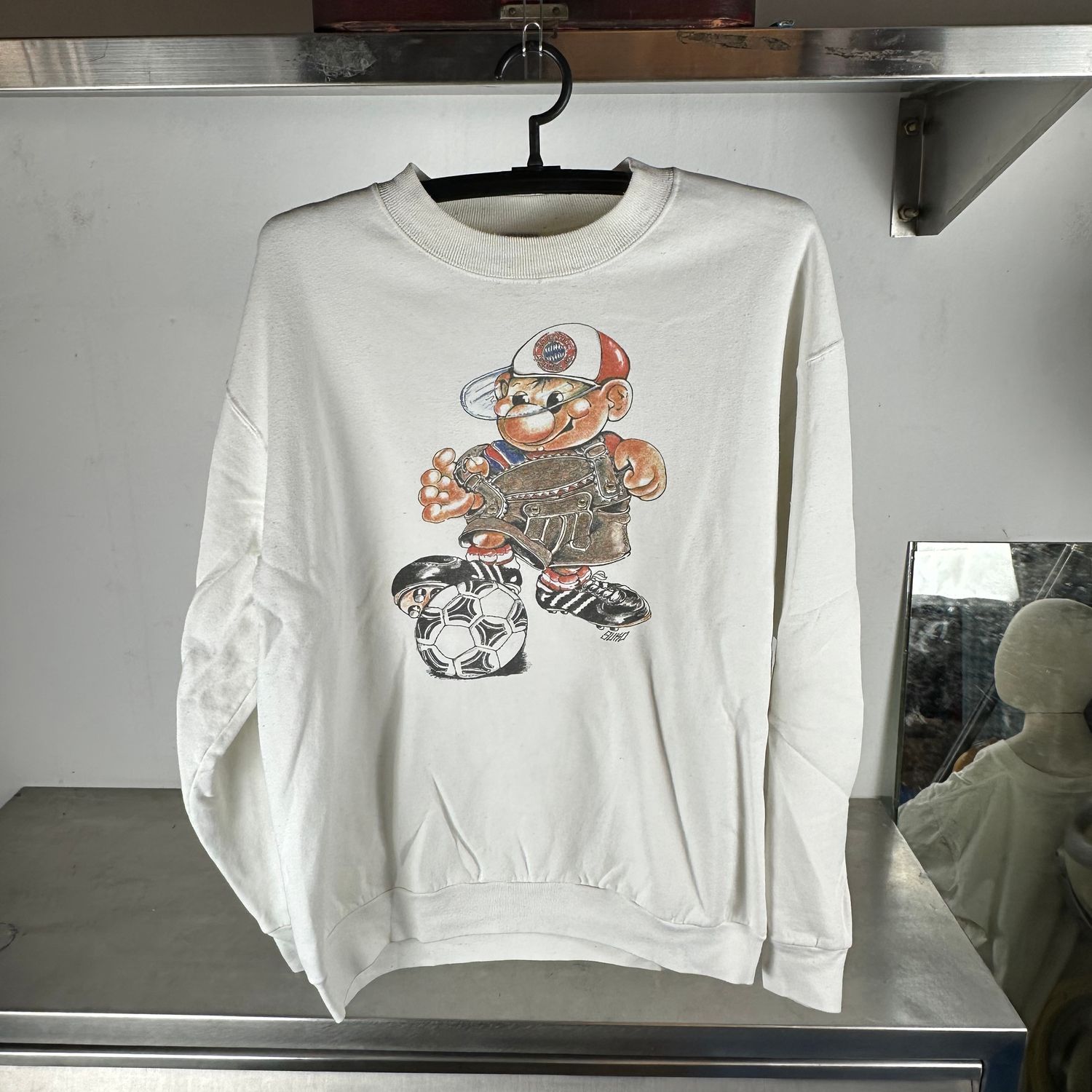 ​Vintage 90s FC Bayern Munich Soccer Graphic Sweatshirt T-Shirt