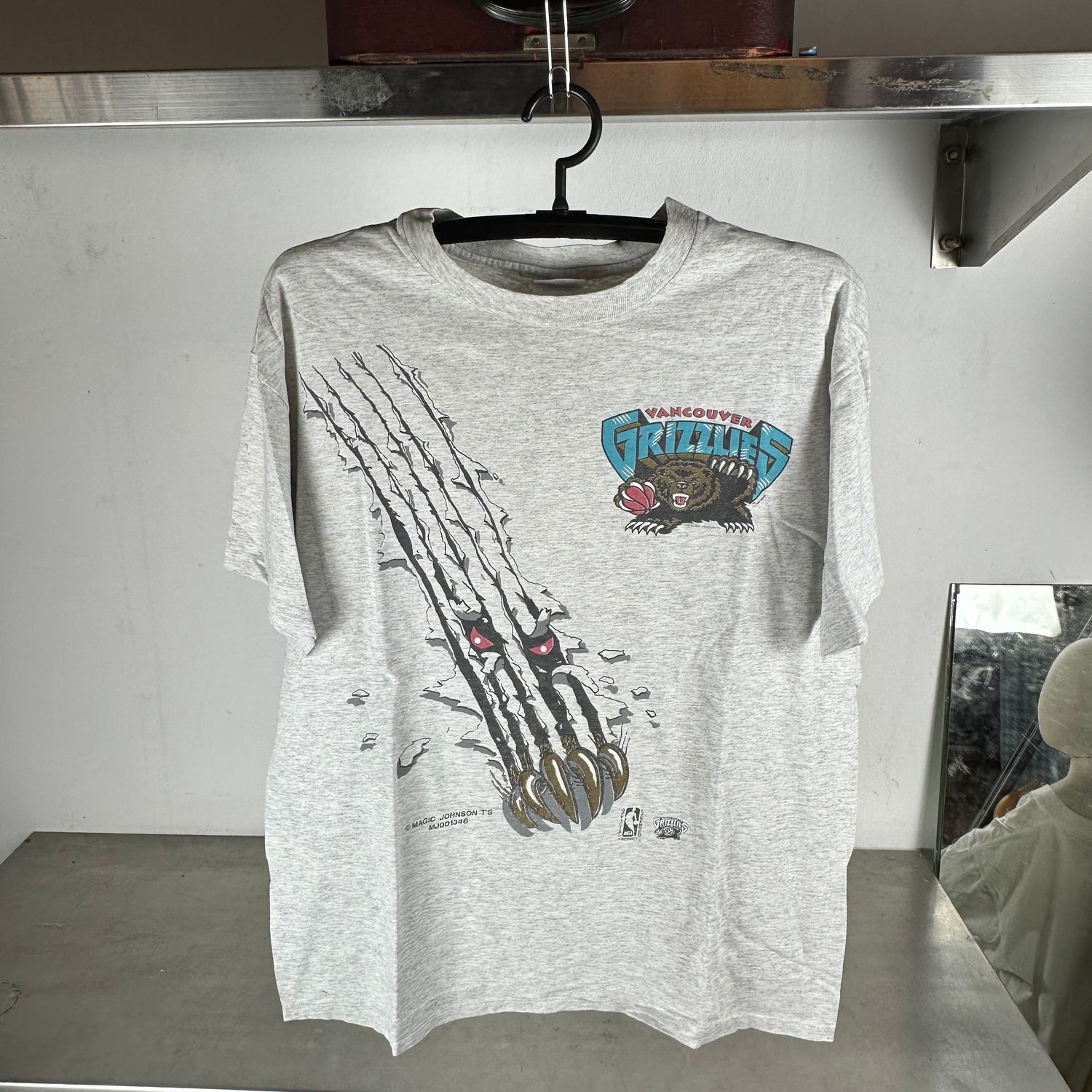 ​Vintage 1994 Vancouver Grizzlies NBA Graphic Large T-Shirt