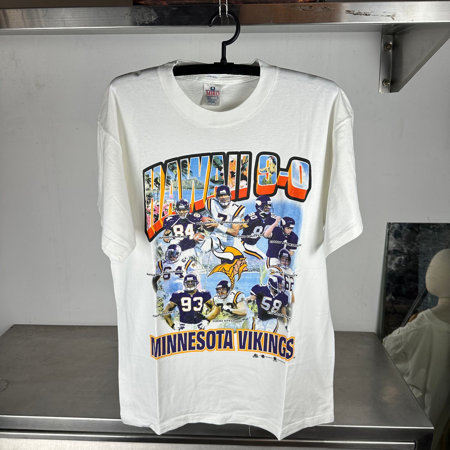 ​Vintage 1998 Minnesota Vikings Hawaii 9-0 NFL Graphic T-Shirt