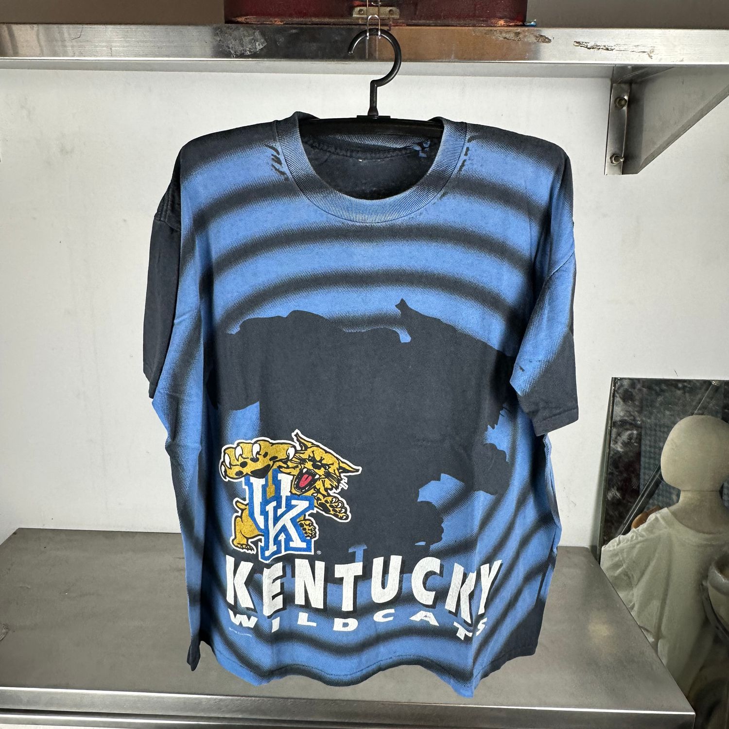 ​Vintage 90s Kentucky Wildcats NCAA Shadow AOP XL T-Shirt