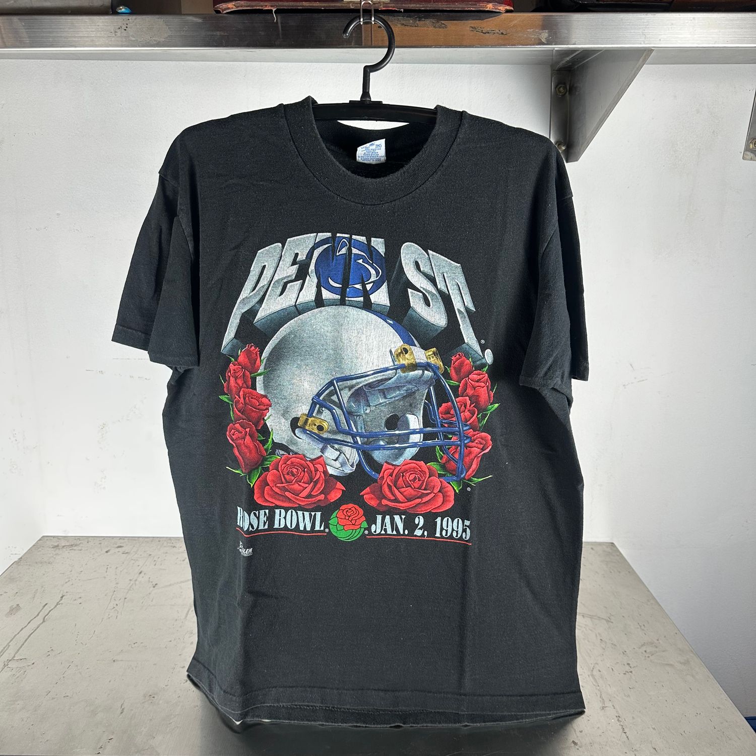 ​​Vintage 1995 Penn State NCAA Rose Bowl Football Helmet Graphic T-shirt