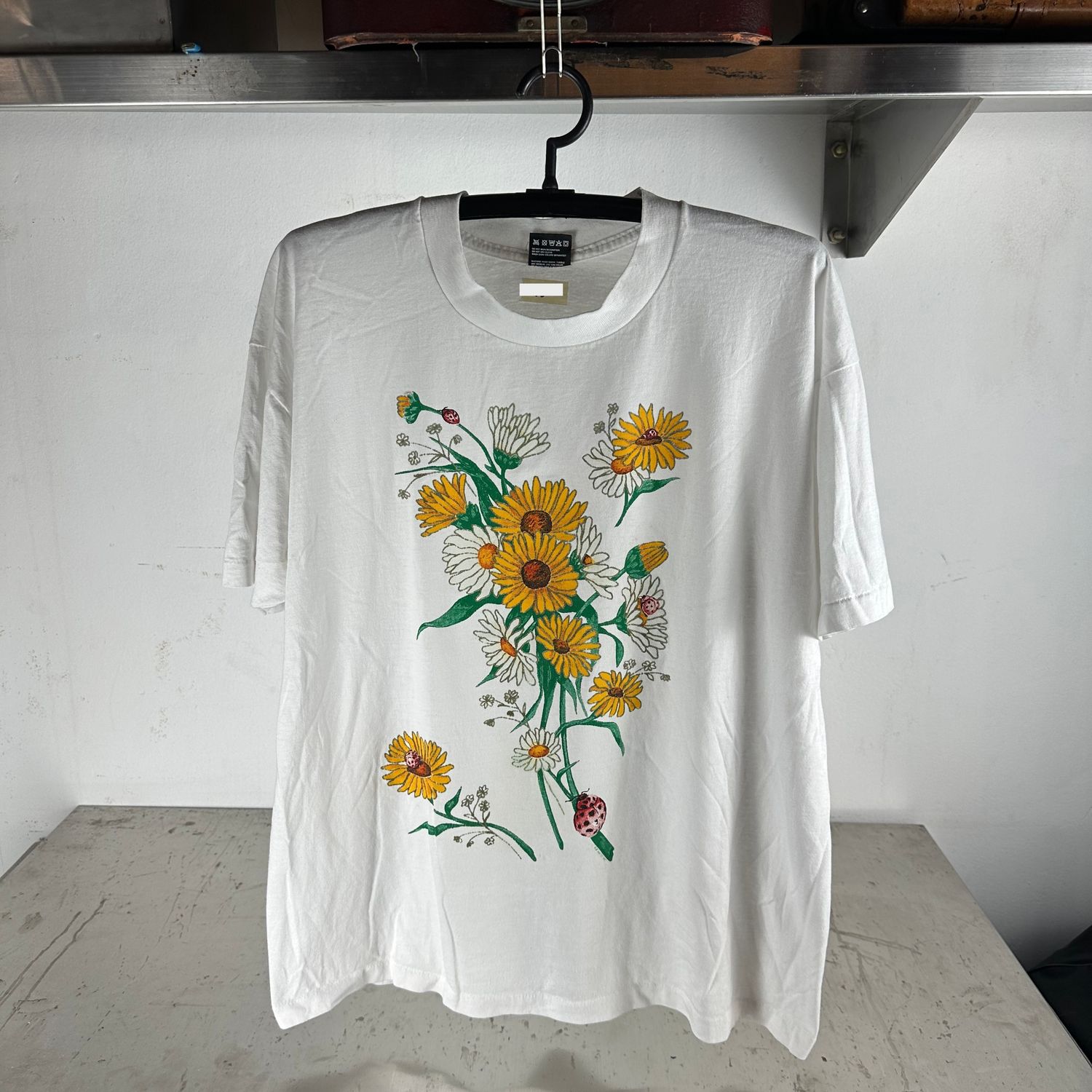 ​Vintage 80s Sunflowers Lady Bugs Nature Artwork T-shirt