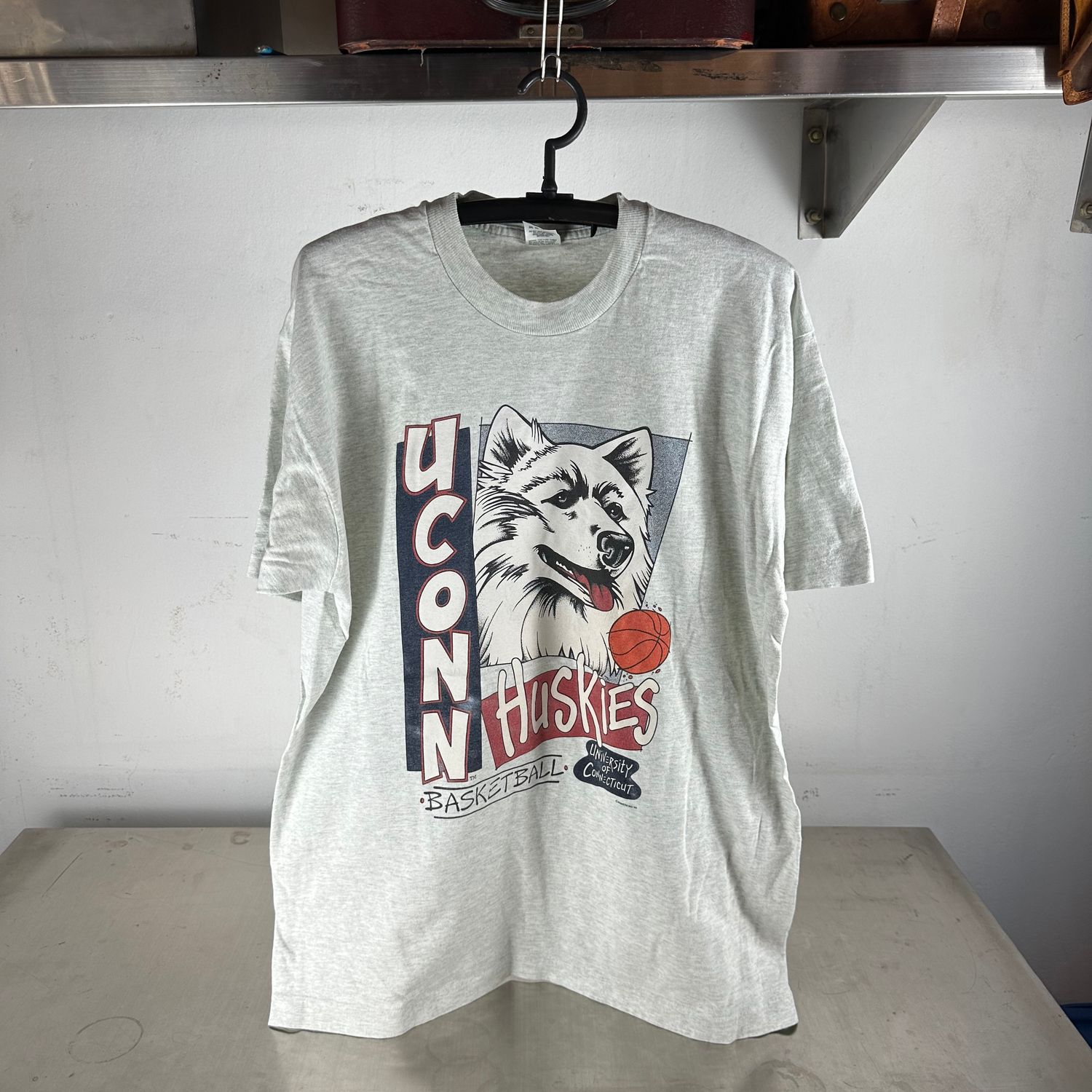 Vintage 1995 UConn Huskies NCAA Basketball Graphic T-Shirt