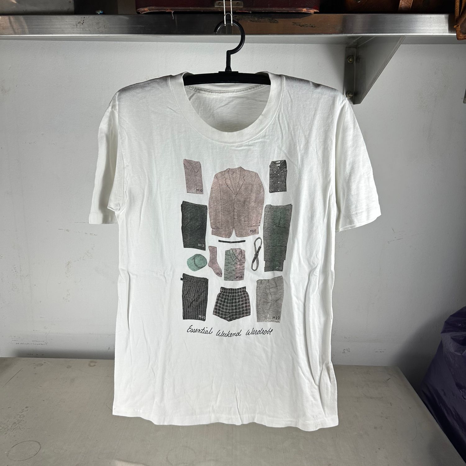 ​Vintage 90s Essential Weekend Wardrobe Fashion Artwork Graphic T-Shirt
