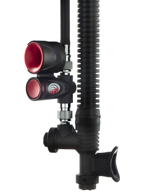 DiveAlert DB1 gemonteerd tussen inflator en slang van BCD