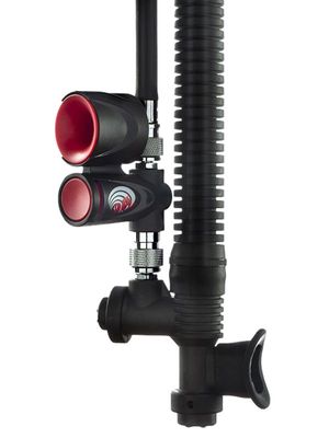 DiveAlert DB1 duikhoorn en surface signaling device DiveAlert DB1 gemonteerd tussen inflator en slang van BCD