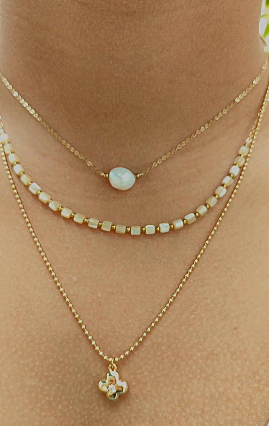 Collier à Trois Chaînes avec Perles Décoratives