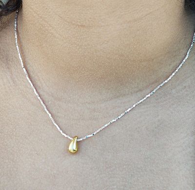 Collier couleur argent avec pendentif en forme goutte