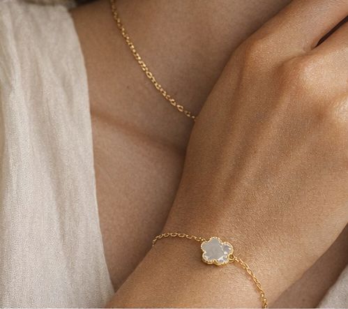 ​Bracelet doré trèfle