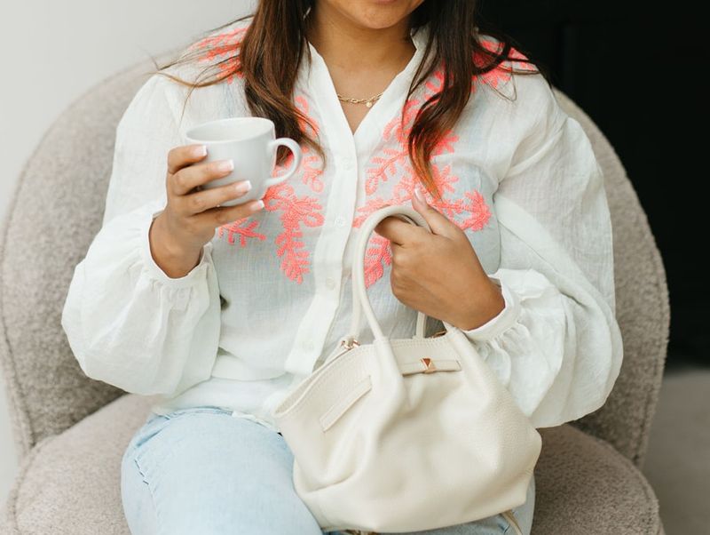 ​Chemise blanche brodée corail